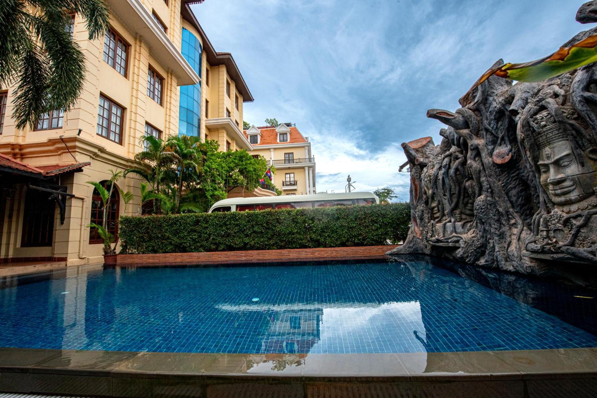 The Suite By Royal Crown Hotel Siem Reap Exterior foto
