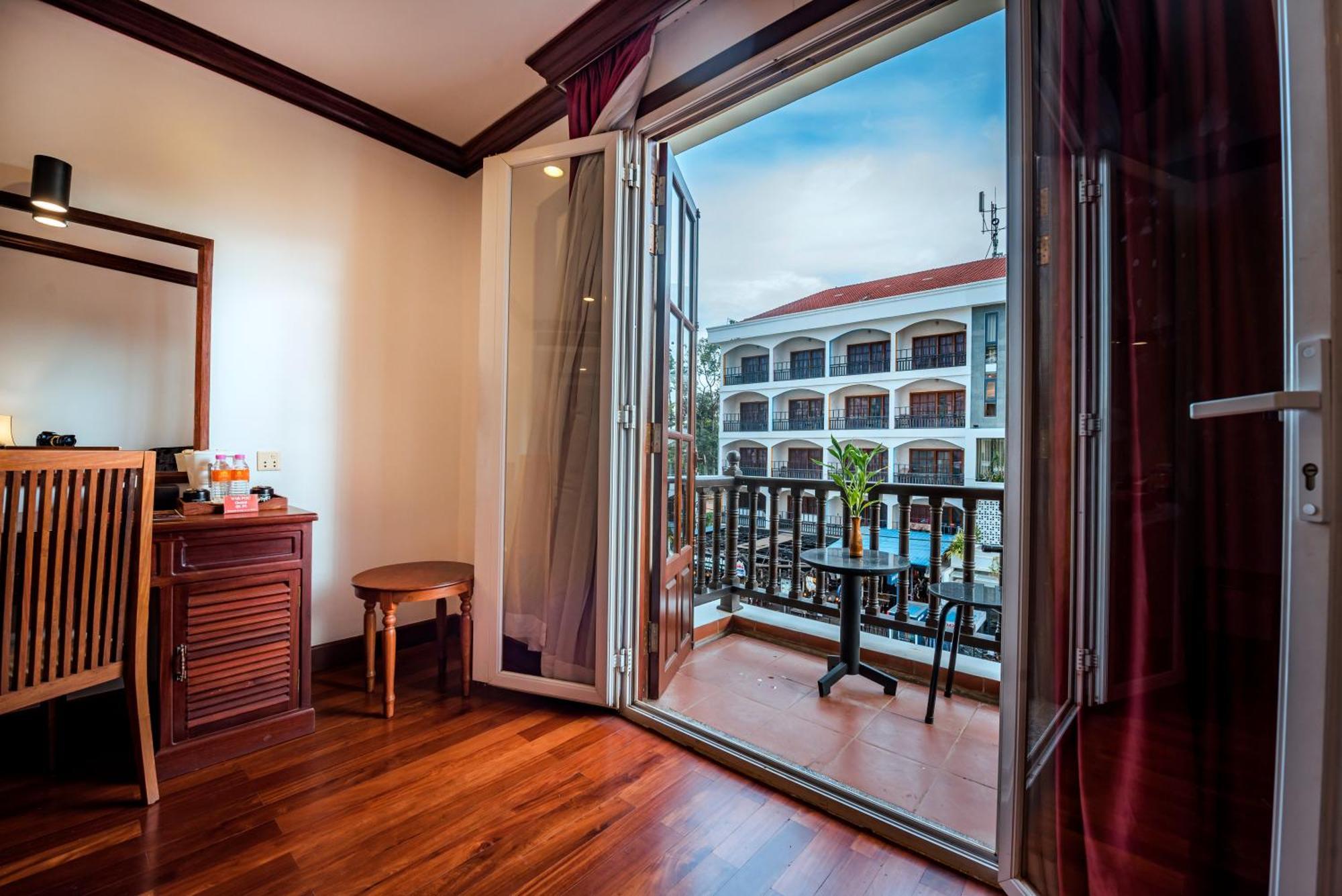 The Suite By Royal Crown Hotel Siem Reap Exterior foto